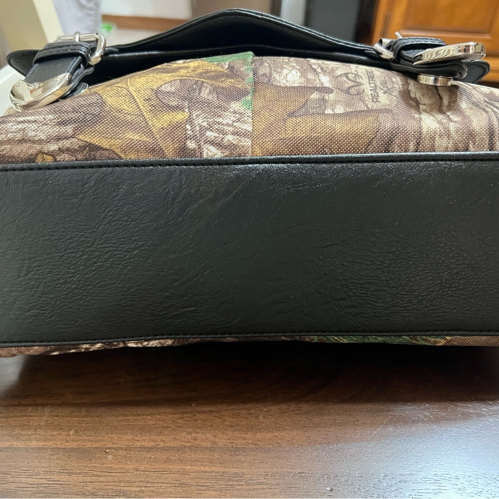 REALTREE Concealed Carry Handbag - Picture 8 of 16